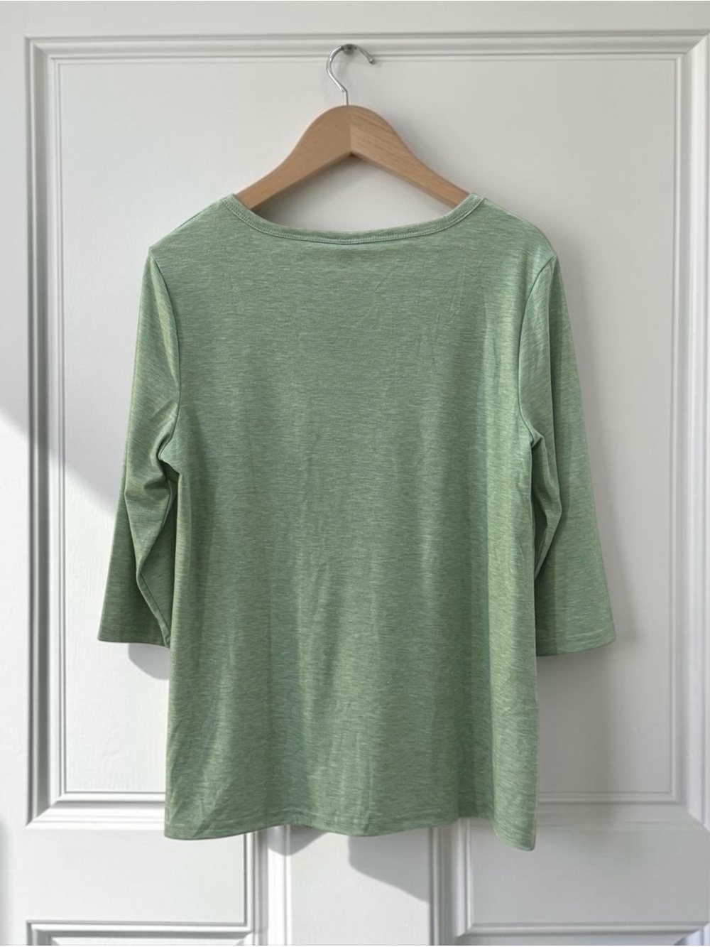 NWT Women’s 3/4 Sleeve Crewneck Tee in Light Sage Green! Large! NEW! - Picture 3 of 6